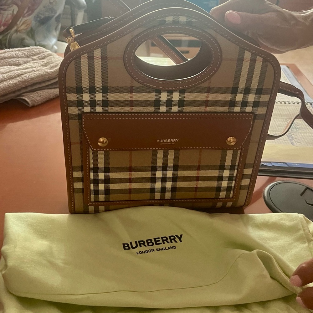 🔥Hot Find 🔥 NWOT Burberry Mini Pocket Bag